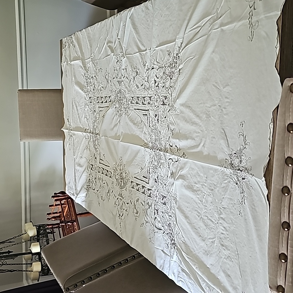 Cream colored table linen with 8 napkins